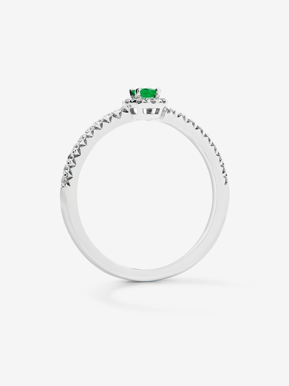 Anillo de oro blanco de 18K con esmeralda en talla brillante de 0,1 cts y brazo y orla de 28 diamantes en talla brillante con un total de 0,18 cts