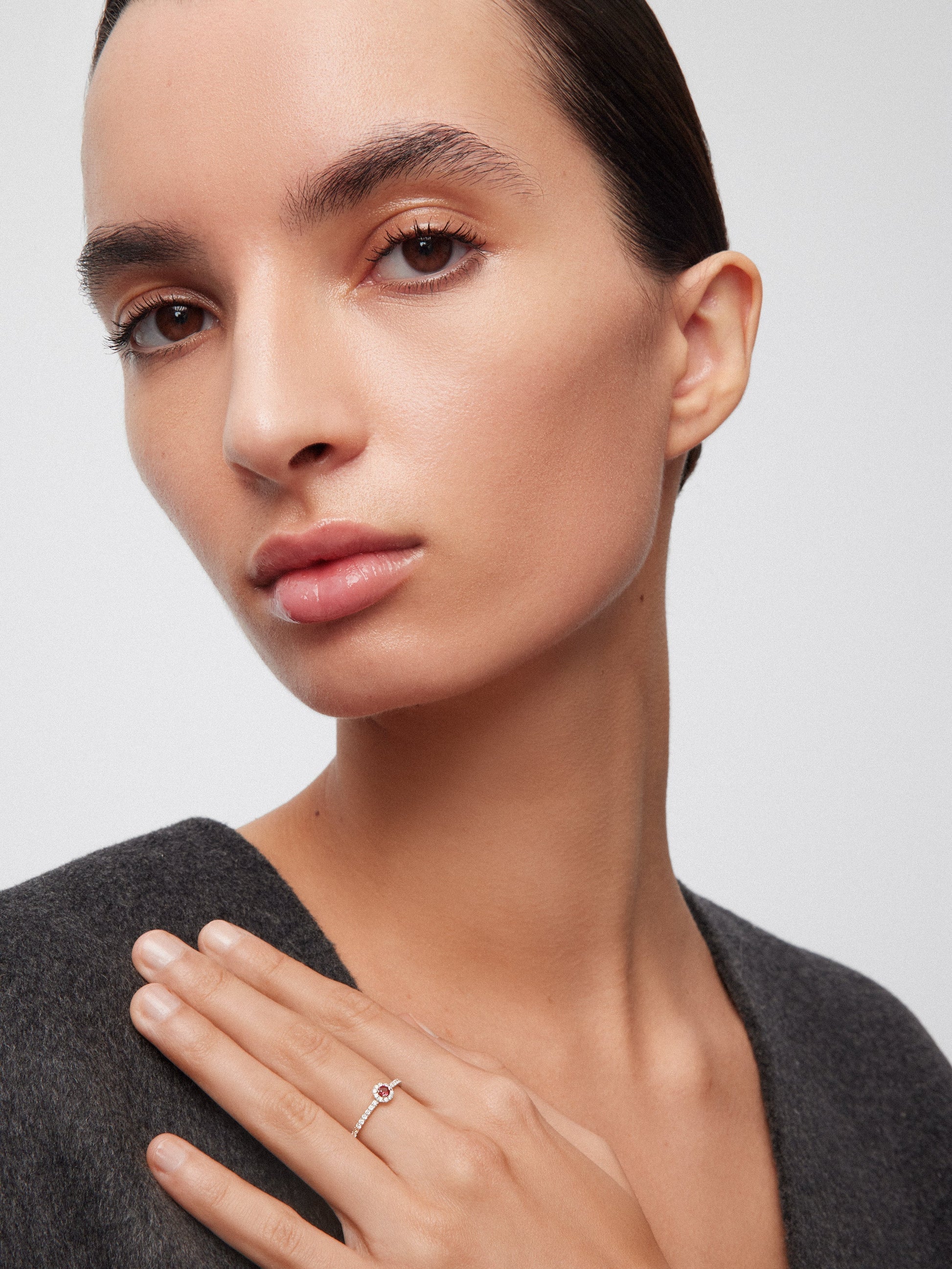 Anillo de oro blanco de 18K con rubí rojo en talla brillante de 0,1 cts y orla y brazo de 28 diamantes en talla brillante con un total de 0,2 cts
