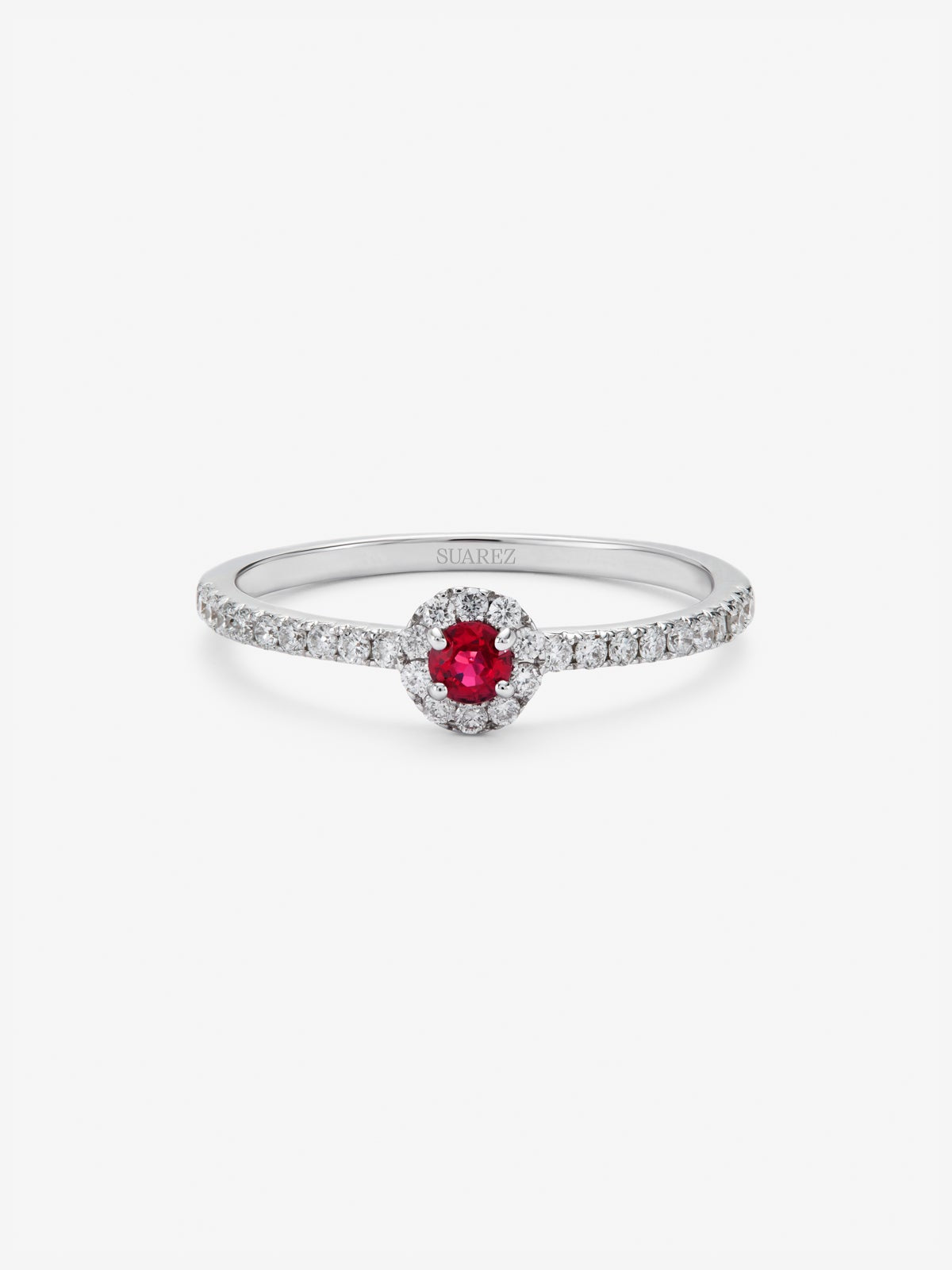Anillo de oro blanco de 18K con rubí rojo en talla brillante de 0,1 cts y orla y brazo de 28 diamantes en talla brillante con un total de 0,2 cts