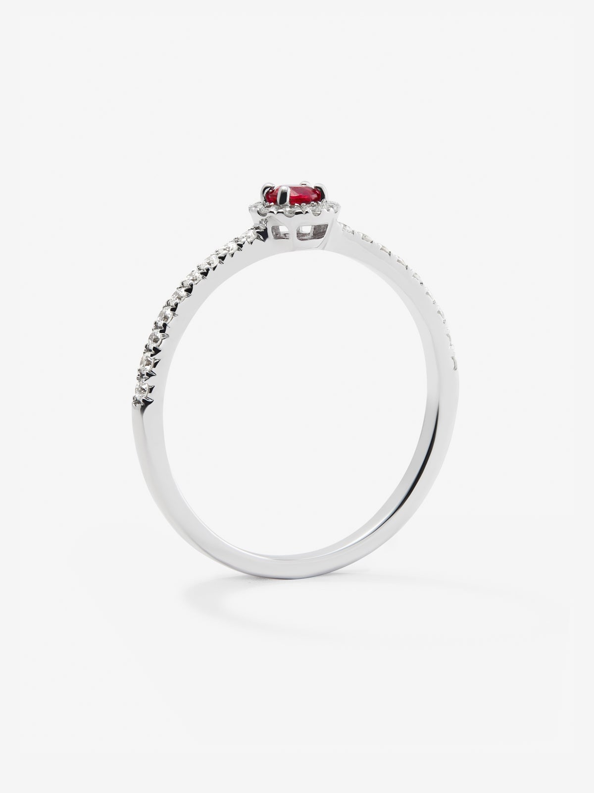 Anillo de oro blanco de 18K con rubí rojo en talla brillante de 0,1 cts y orla y brazo de 28 diamantes en talla brillante con un total de 0,2 cts