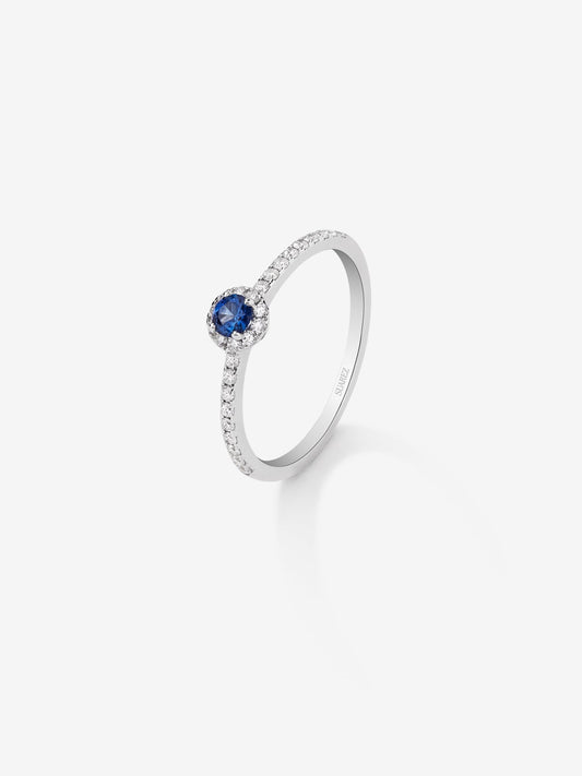 Anillo de oro blanco de 18K con zafiro azul en talla brillante de 0,32 cts y 28 diamantes en talla brillante con un total de 0,2 cts