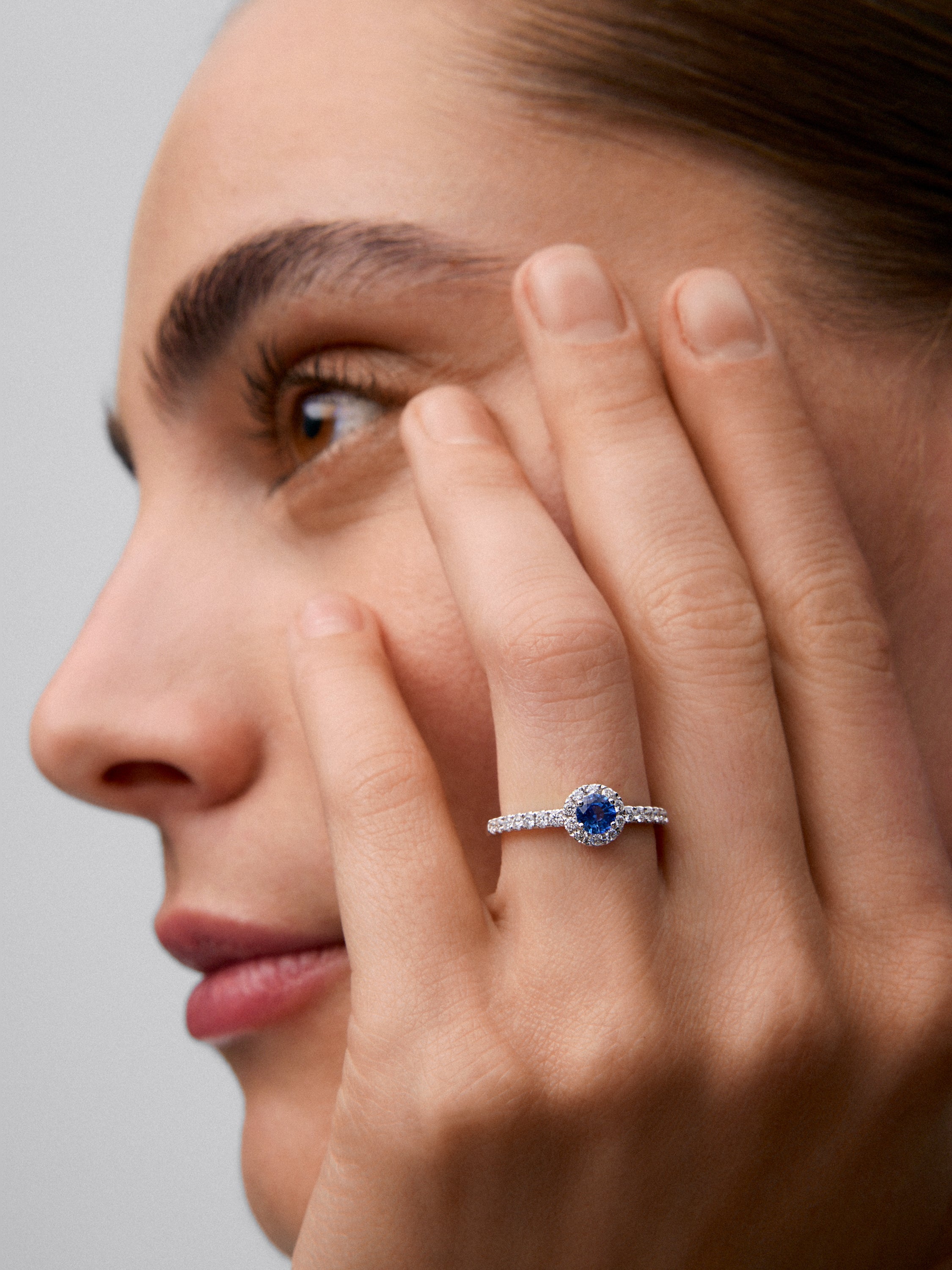 Anillo de oro blanco de 18K con zafiro azul en talla brillante de 0,41 cts y 24 diamantes en talla brillante con un total de 0,34 cts