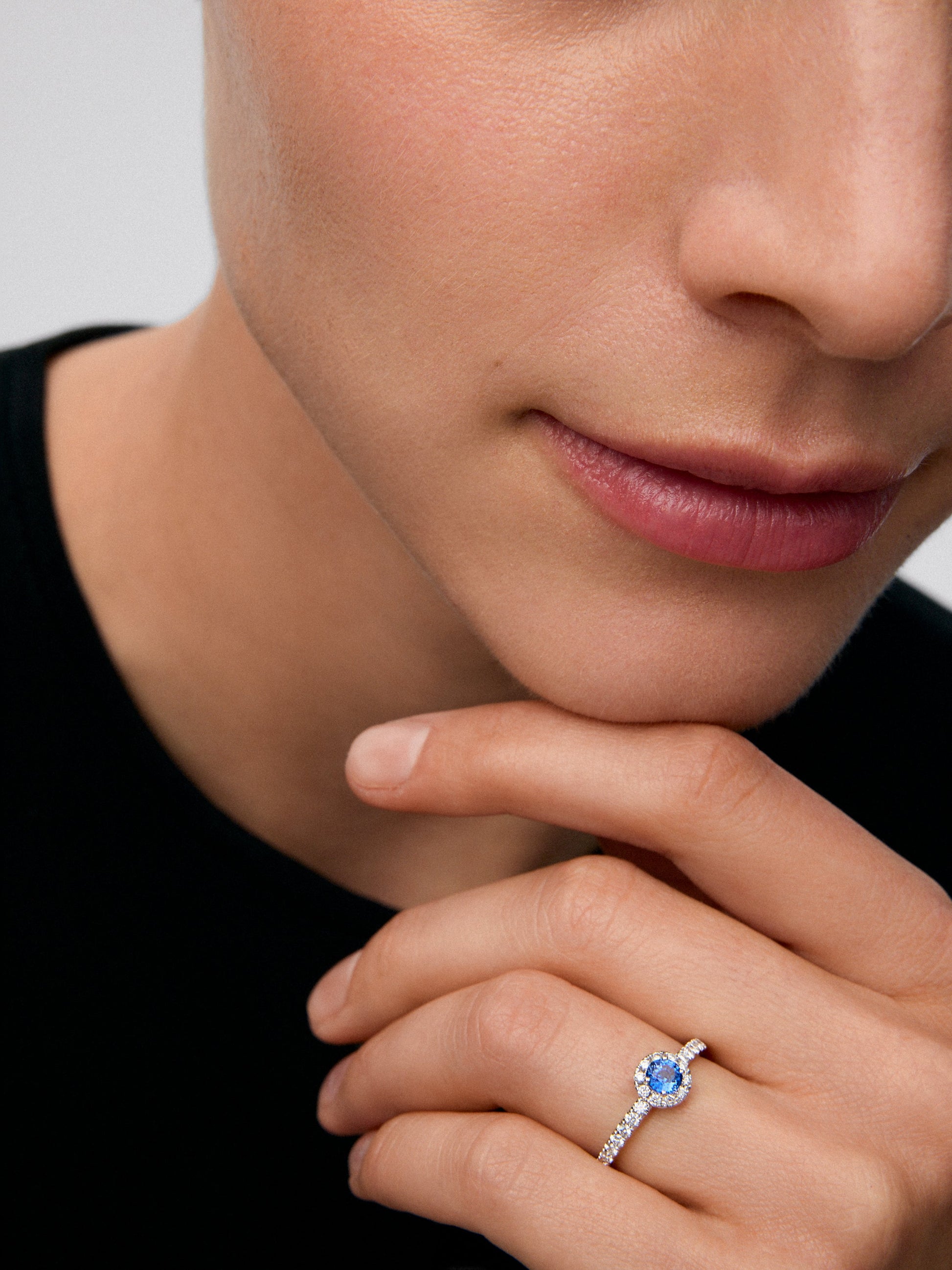 Anillo de oro blanco de 18K con zafiro azul en talla brillante de 0,41 cts y 24 diamantes en talla brillante con un total de 0,34 cts