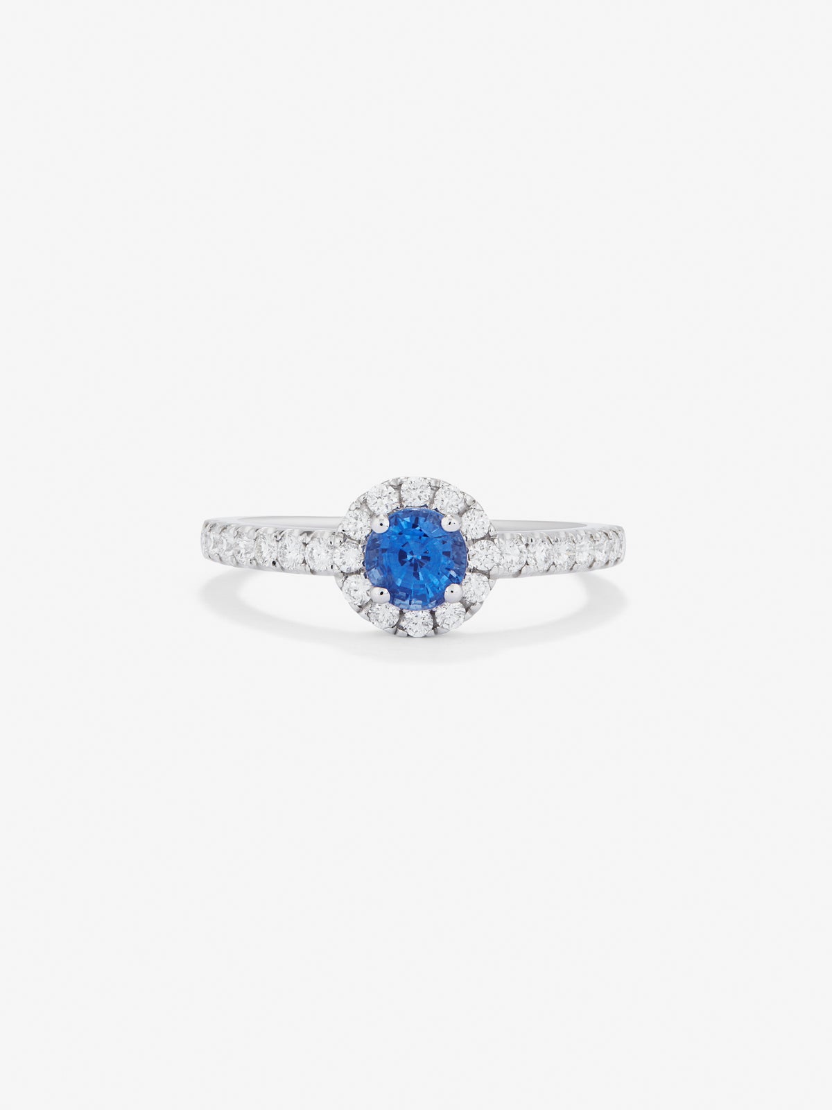 Anillo de oro blanco de 18K con zafiro azul en talla brillante de 0,35 cts y orla y brazo de 24 diamantes en talla brillante con un total de 0,32 cts
