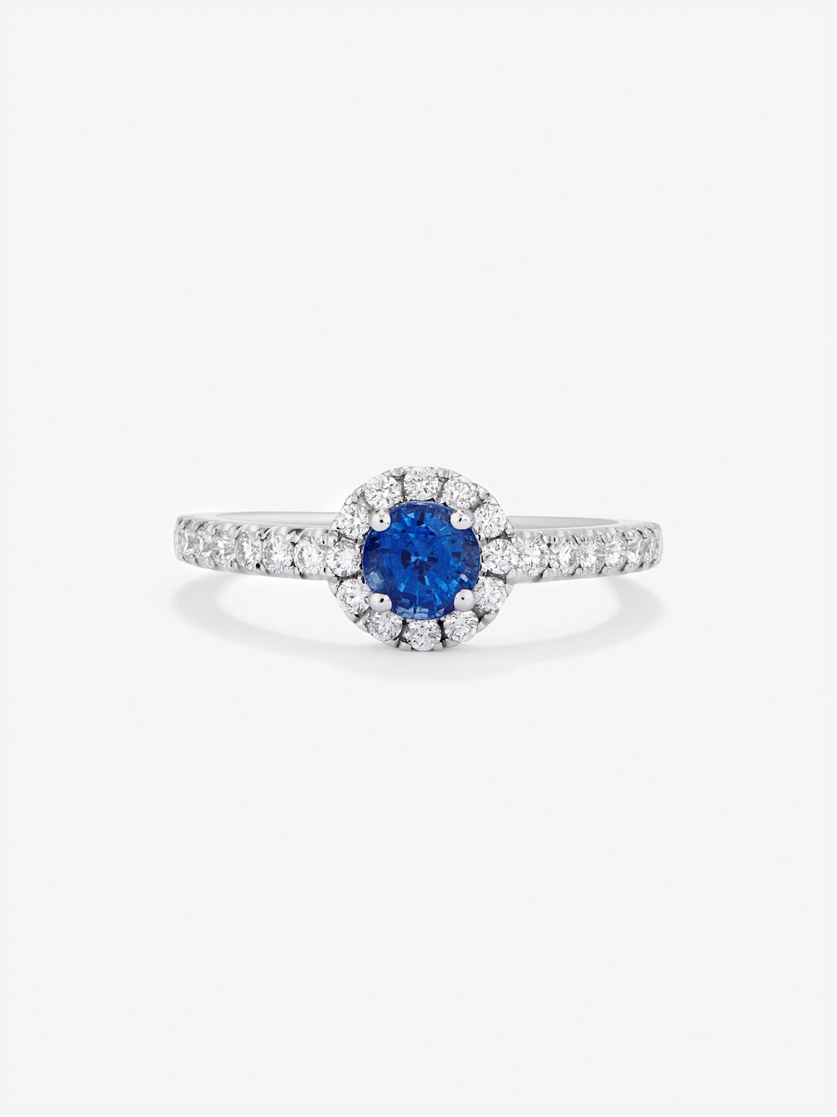 Anillo de oro blanco de 18K con zafiro azul en talla brillante de 0,71 cts y orla y brazo de 26 diamantes en talla brillante con un total de 0,36 cts