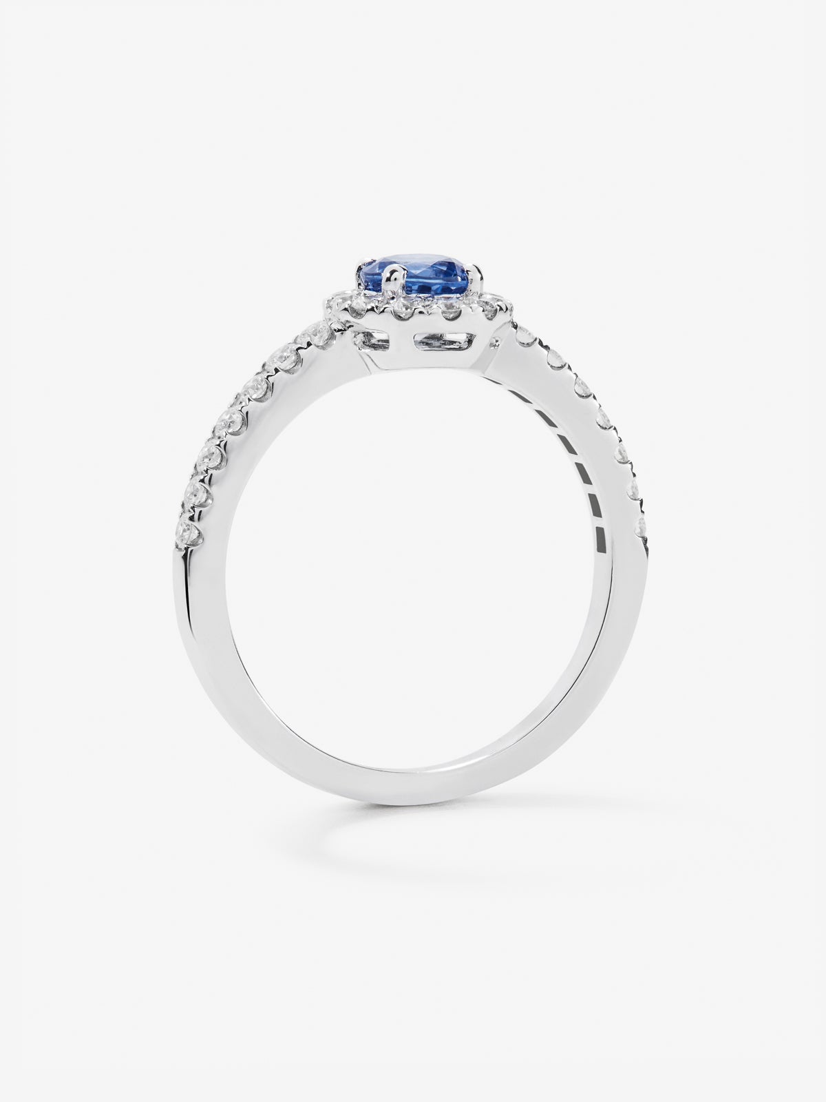 Anillo de oro blanco de 18K con zafiro azul en talla brillante de 0,71 cts y orla y brazo de 26 diamantes en talla brillante con un total de 0,36 cts