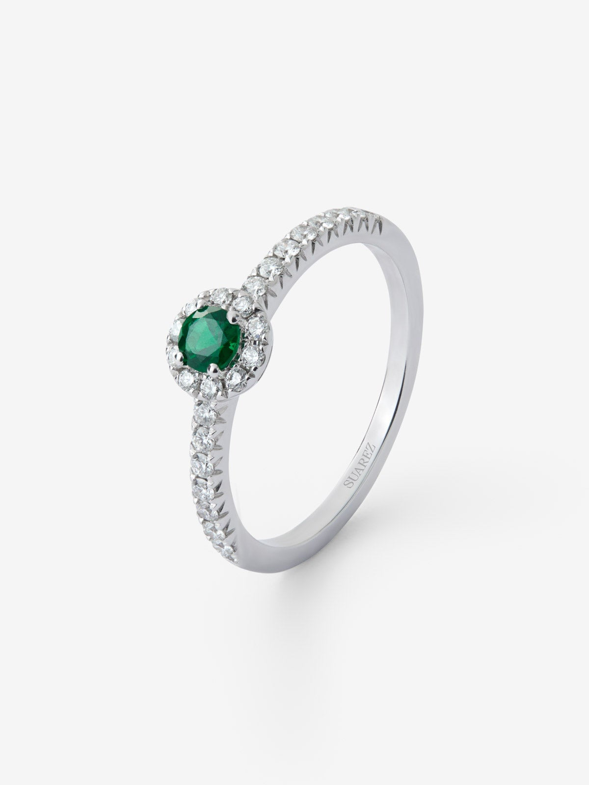 Anillo de oro blanco de 18K con esmeralda en talla brillante de 0,1 cts y brazo y orla de diamantes en talla brillante con un total de 0,20 cts