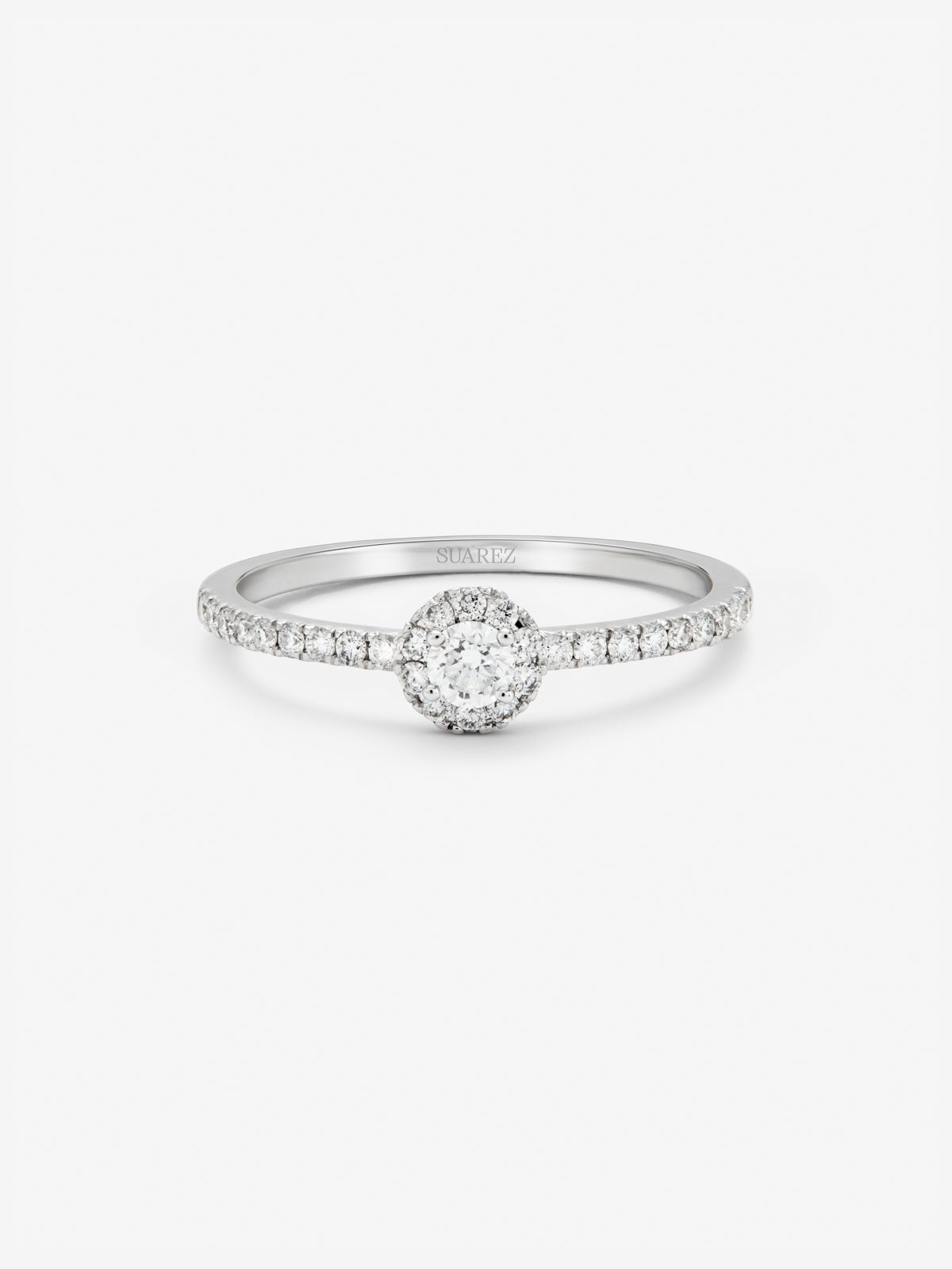 Anillo de oro blanco de 18K con diamante central en talla brillante de 0,1 cts y 28 diamantes en talla brillante con un total de 0,2 cts