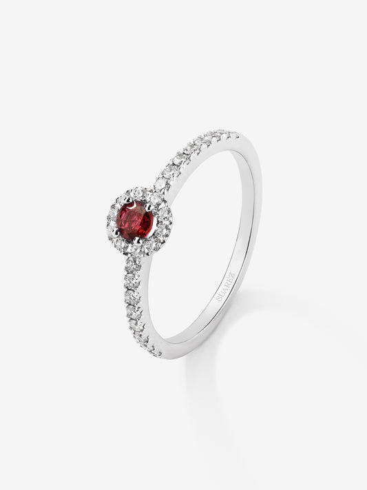 Anillo de oro blanco de 18K con rubí central de 0,1 cts y orla de diamantes con un total de 0,2 cts