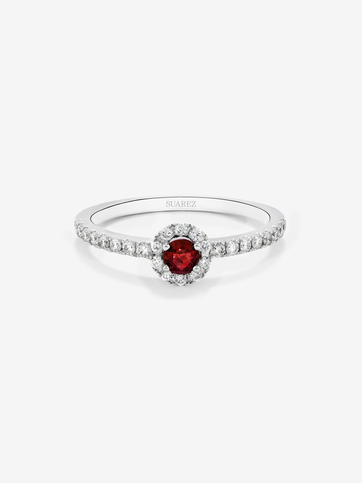 Anillo de oro blanco de 18K con rubí central de 0,1 cts y orla de diamantes con un total de 0,2 cts