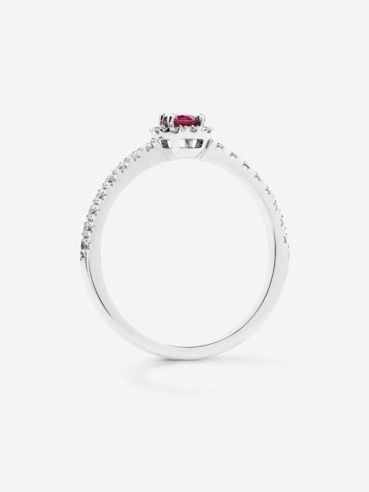 Anillo de oro blanco de 18K con rubí central de 0,1 cts y orla de diamantes con un total de 0,2 cts