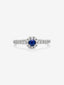 Anillo de oro blanco de 18K con zafiro azul en talla brillante de 0,4 cts y orla y brazo de 24 diamantes en talla brillante con un total de 0,3 cts