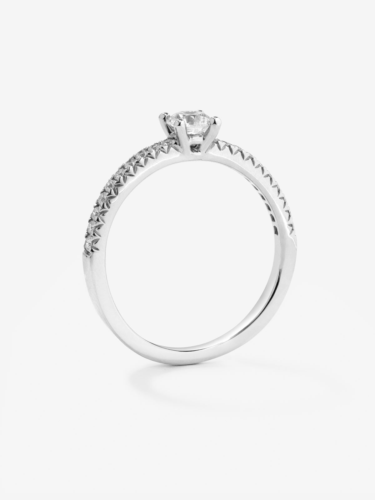 Anillo solitario de compromiso de oro blanco de 18K con diamantes