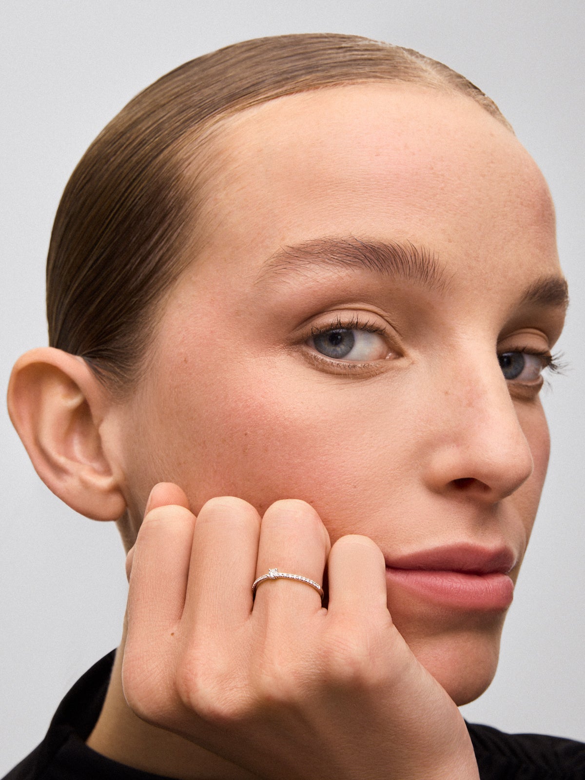 Anillo solitario de compromiso de oro blanco de 18K con diamantes