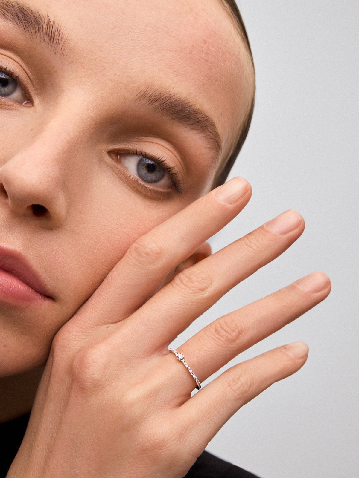 Anillo solitario de compromiso de oro blanco de 18K con diamantes