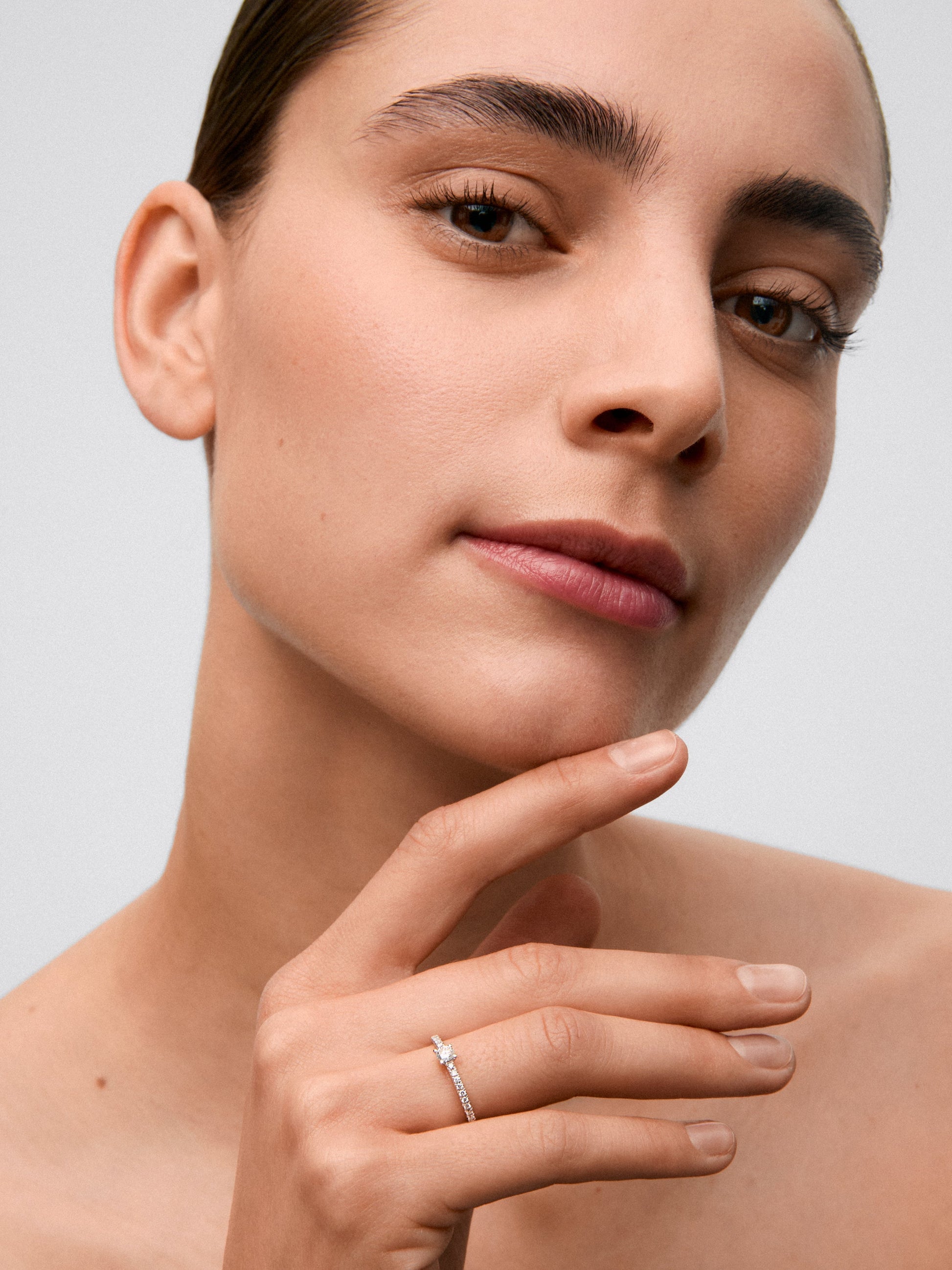 Anillo solitario de compromiso de oro blanco de 18K con diamantes