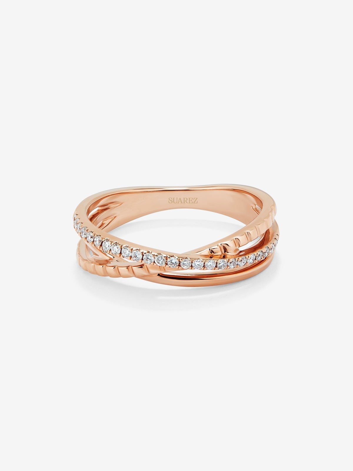 Anillo cruzado de oro rosa de 18K con 25 diamantes en talla brillante con un total de 0,15 cts