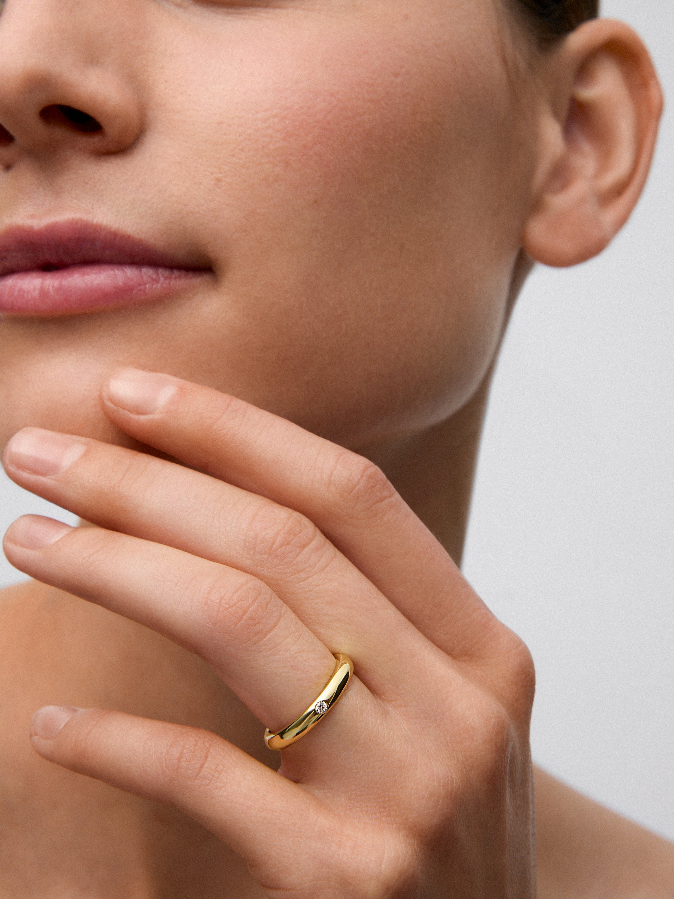 Alianza de oro amarillo de 18K con diamante en talla brillante de 0,03 cts