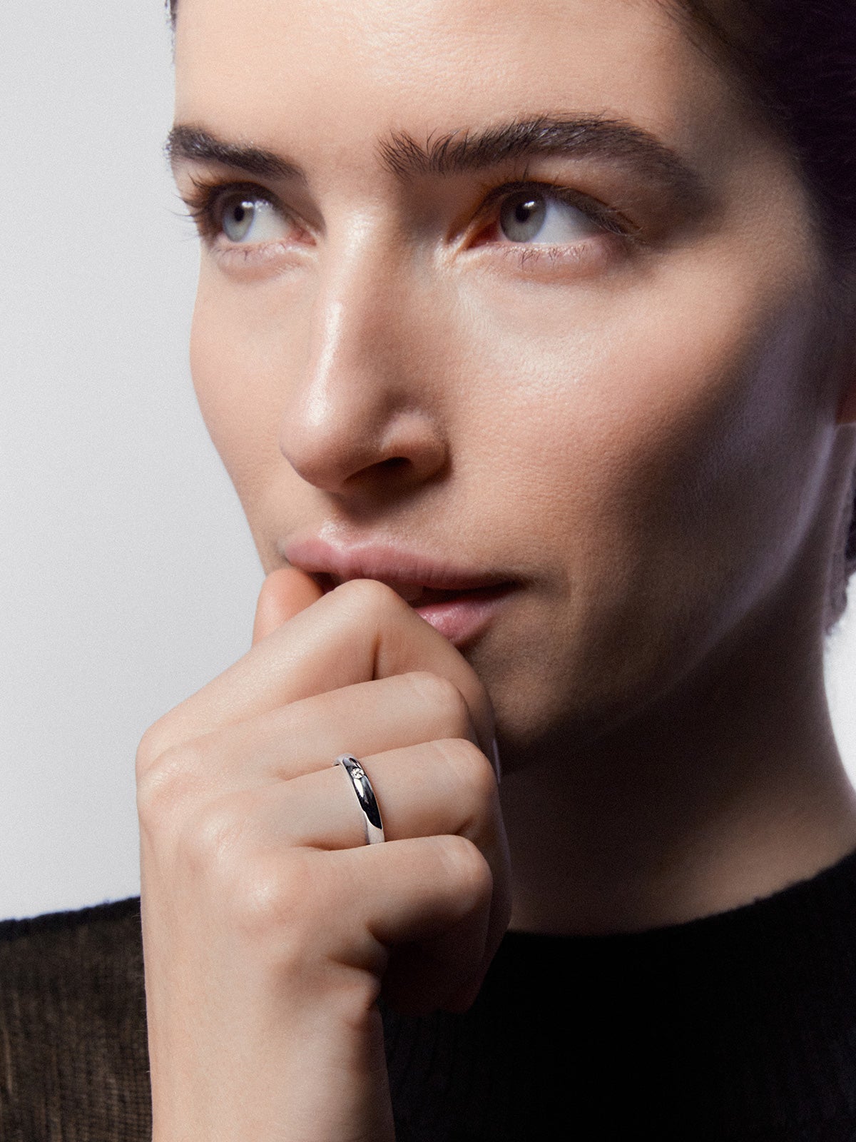 Alianza de oro blanco de 18K con diamante en talla brillante de 0,03 cts