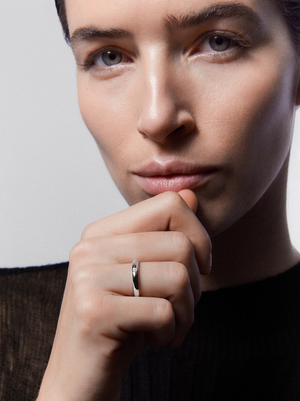 Alianza de oro blanco de 18K con diamante en talla brillante de 0,03 cts