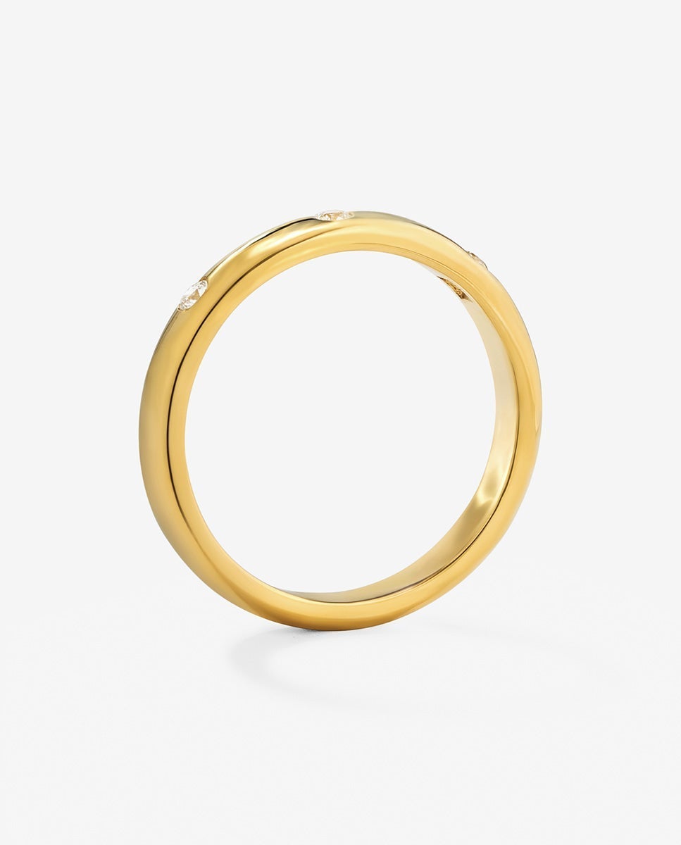 Anillo de oro amarillo de 18K con 3 diamantes en talla brillante con un total de 0,09 cts