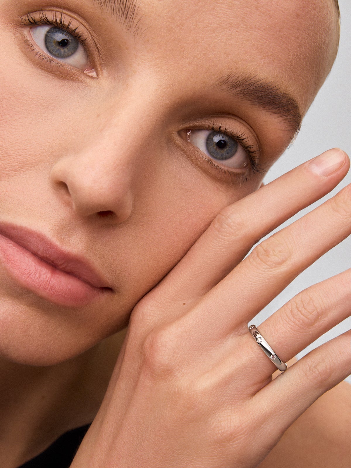 Anillo de oro blanco de 18K con 3 diamantes en talla brillante con un total de 0,09 cts