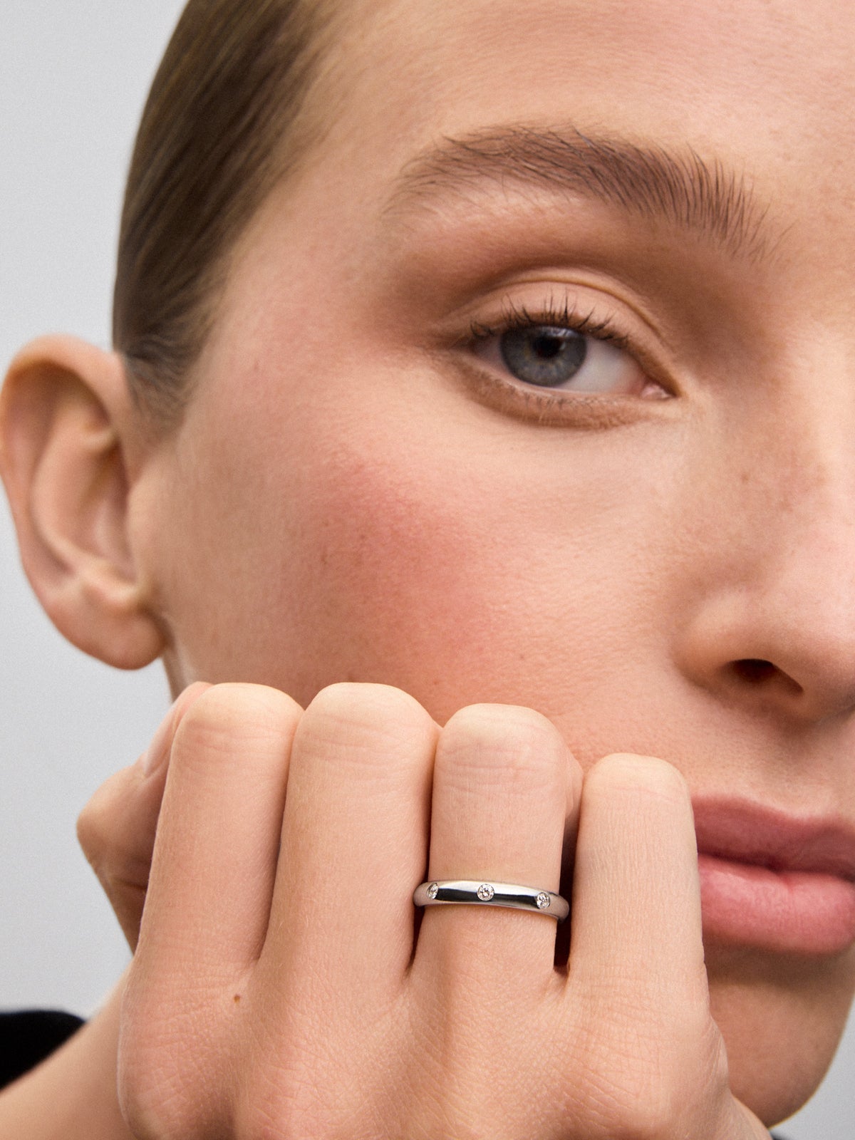 Anillo de oro blanco de 18K con 3 diamantes en talla brillante con un total de 0,09 cts