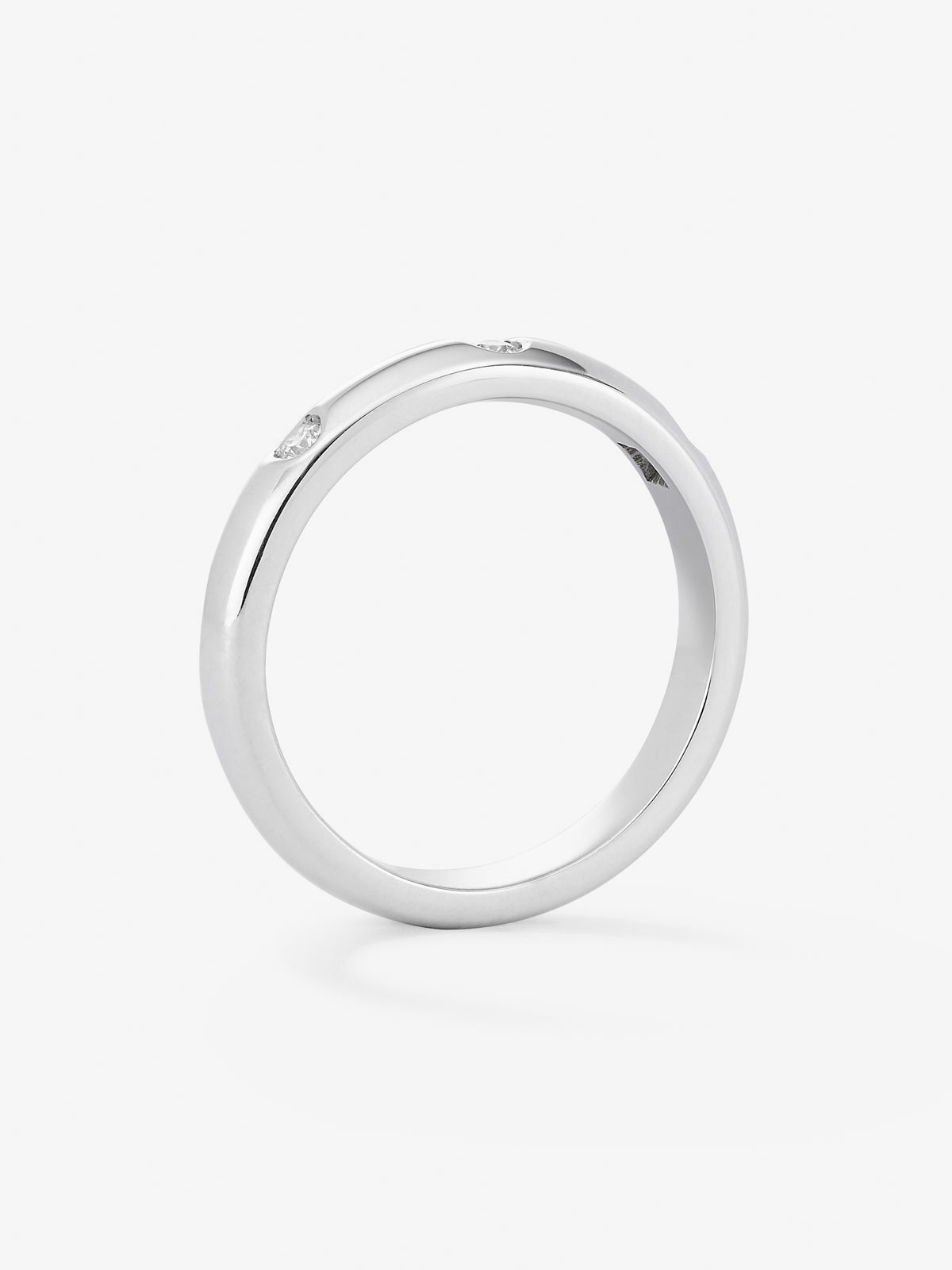Anillo de oro blanco de 18K con 3 diamantes en talla brillante con un total de 0,09 cts