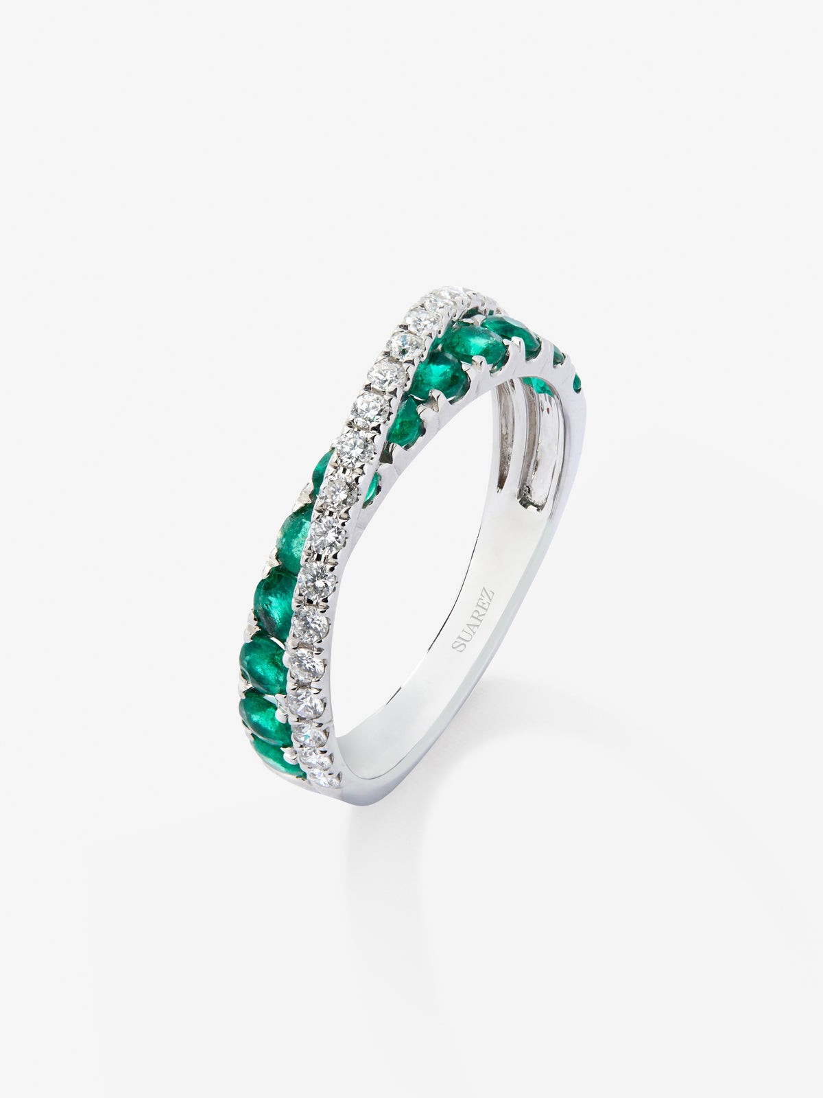 Anillo cruzado de oro blanco de 18K con 12 esmeraldas en talla brillante con un total de 0,71 cts y 20 diamantes en talla brillante con un total de 0,28 cts