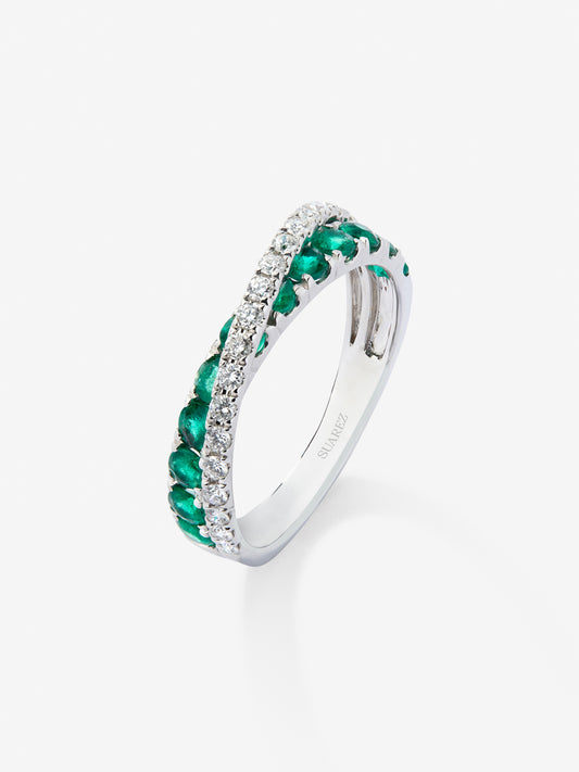 Anillo cruzado de oro blanco de 18K con 12 esmeraldas en talla brillante con un total de 0,71 cts y 20 diamantes en talla brillante con un total de 0,28 cts