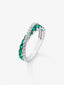 Anillo cruzado de oro blanco de 18K con 12 esmeraldas en talla brillante con un total de 0,62 cts y 20 diamantes en talla brillante con un total de 0,2 cts