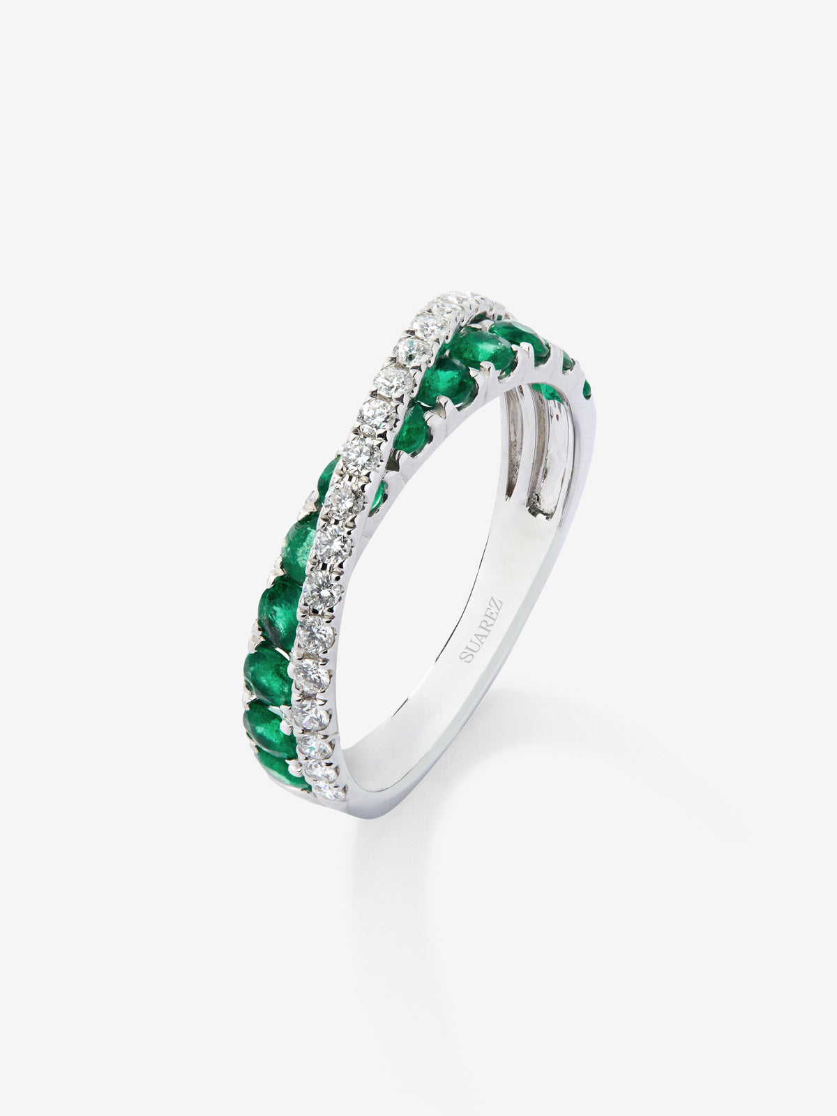 Anillo cruzado de oro blanco de 18K con 12 esmeraldas en talla brillante con un total de 0,62 cts y 20 diamantes en talla brillante con un total de 0,2 cts