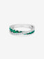 Anillo cruzado de oro blanco de 18K con 12 esmeraldas en talla brillante con un total de 0,71 cts y 20 diamantes en talla brillante con un total de 0,28 cts