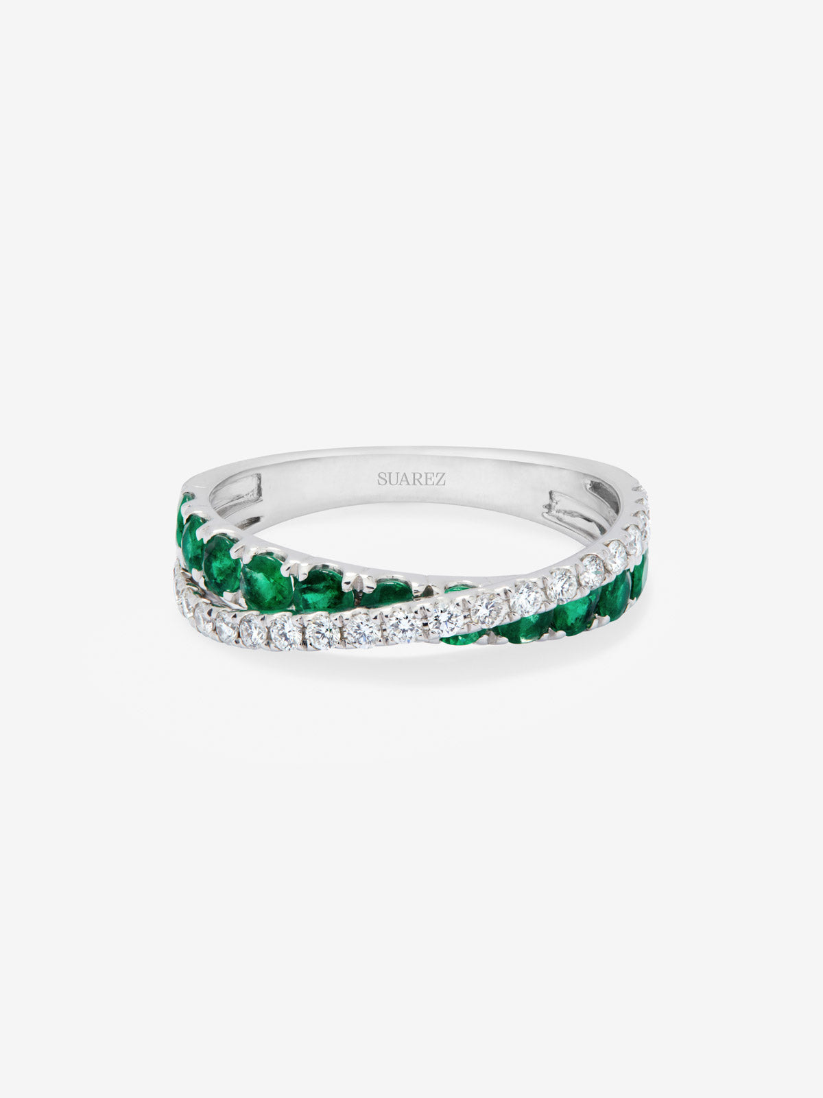 Anillo cruzado de oro blanco de 18K con 12 esmeraldas en talla brillante con un total de 0,62 cts y 20 diamantes en talla brillante con un total de 0,2 cts