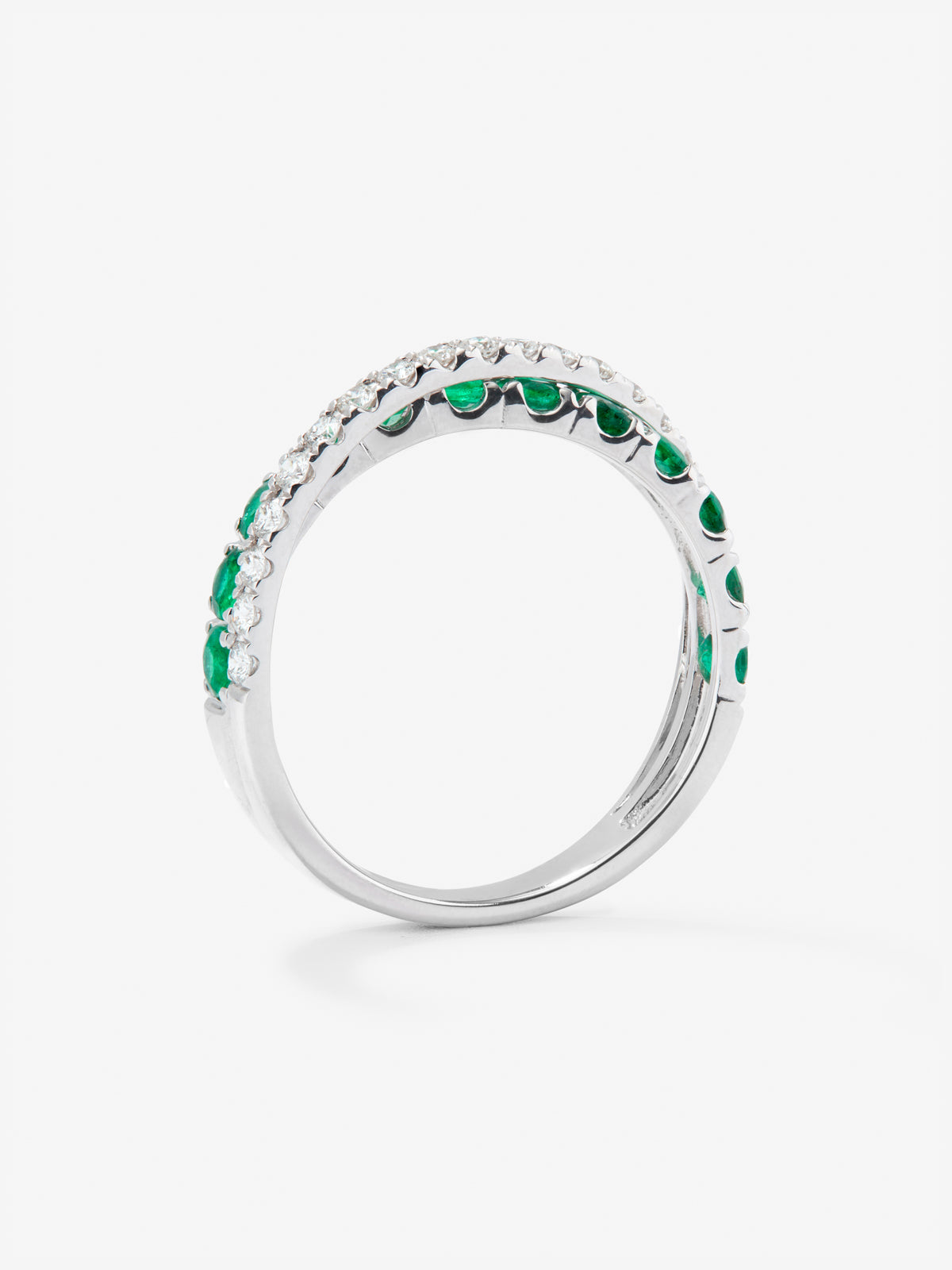 Anillo cruzado de oro blanco de 18K con 12 esmeraldas en talla brillante con un total de 0,71 cts y 20 diamantes en talla brillante con un total de 0,28 cts