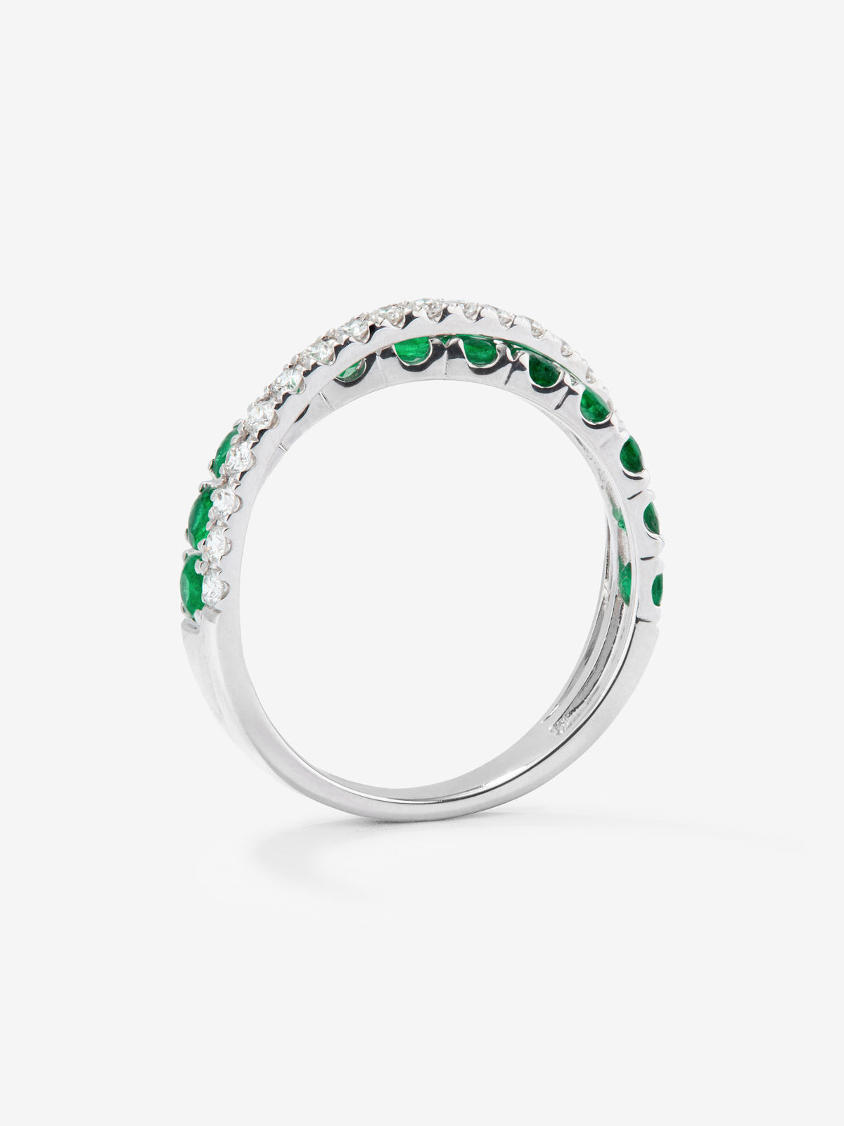 Anillo cruzado de oro blanco de 18K con 12 esmeralda con un total de 0,71 cts y 20 diamantes en talla brillante con un total de 0,28 cts