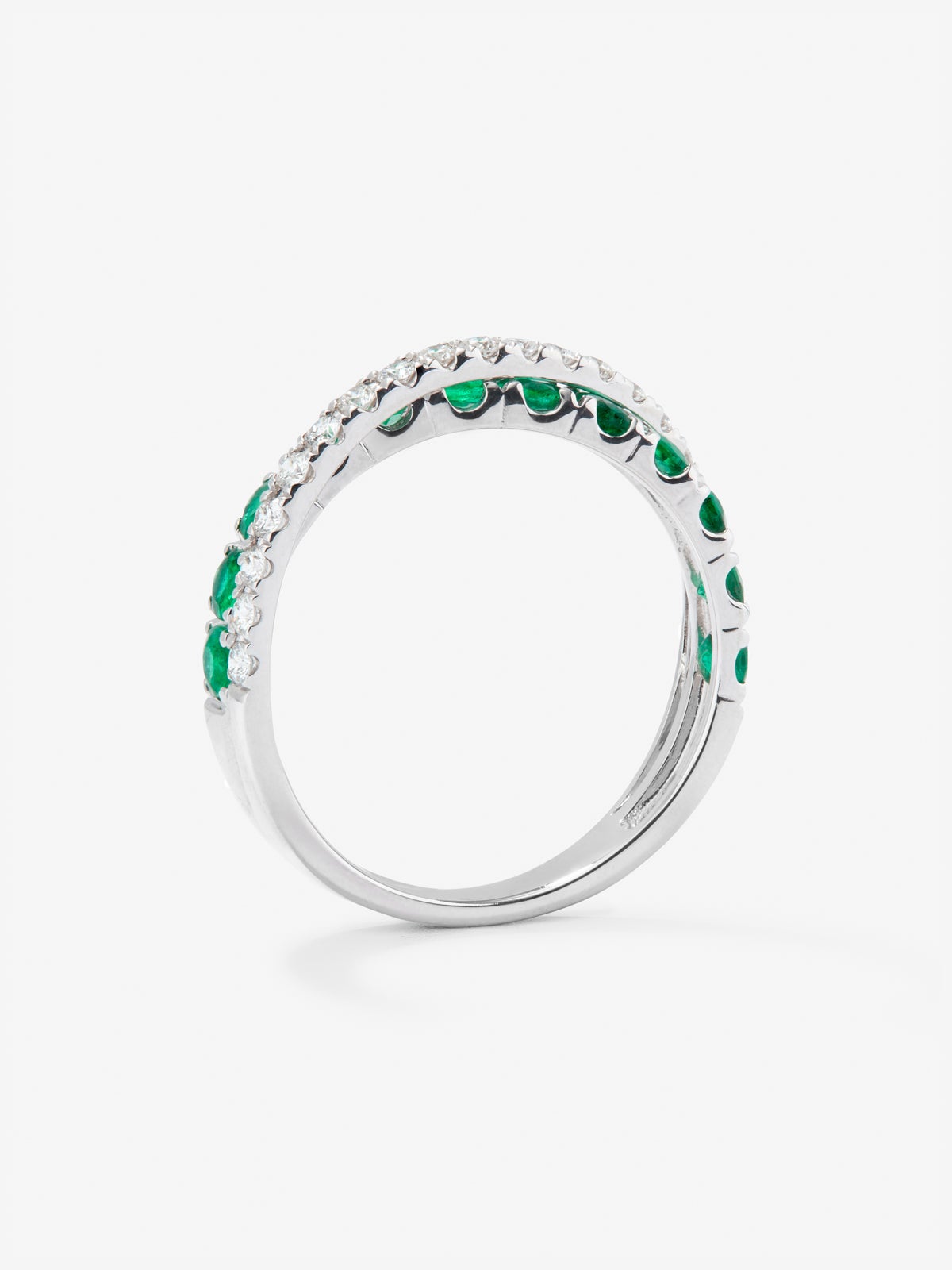 Anillo cruzado de oro blanco de 18K con 12 esmeraldas en talla brillante con un total de 0,62 cts y 20 diamantes en talla brillante con un total de 0,2 cts