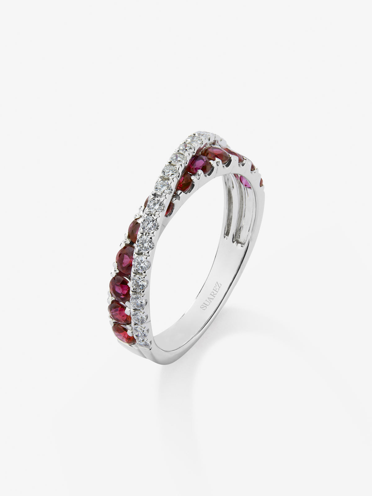 Anillo cruzado de oro blanco de 18K con 12 rubies en talla brillante con un total de 0,87 cts y 20 diamantes en talla brillante con un total de 0,28 cts