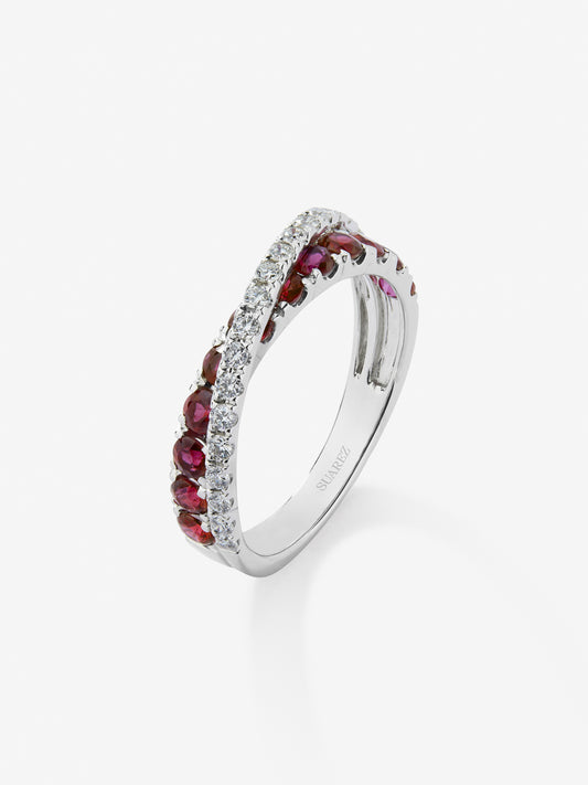 Anillo cruzado de oro blanco de 18K con 12 rubies en talla brillante con un total de 0,87 cts y 20 diamantes en talla brillante con un total de 0,28 cts