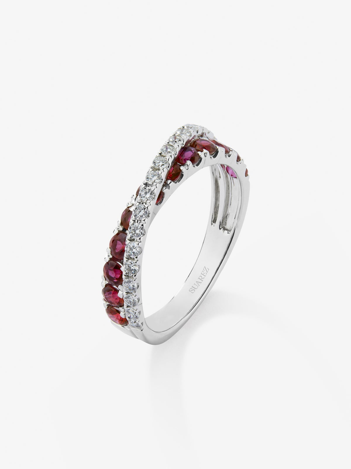 Anillo cruzado de oro blanco de 18K con 12 zafiros con un total de 0,62 cts y 20 diamantes en talla brillante con un total de 0,28 cts