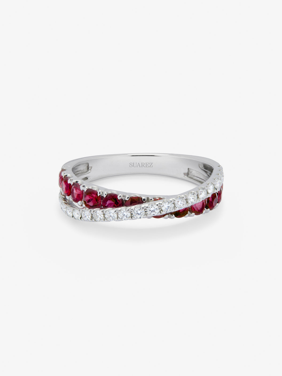 Anillo cruzado de oro blanco de 18K con 12 rubies en talla brillante con un total de 0,87 cts y 20 diamantes en talla brillante con un total de 0,28 cts