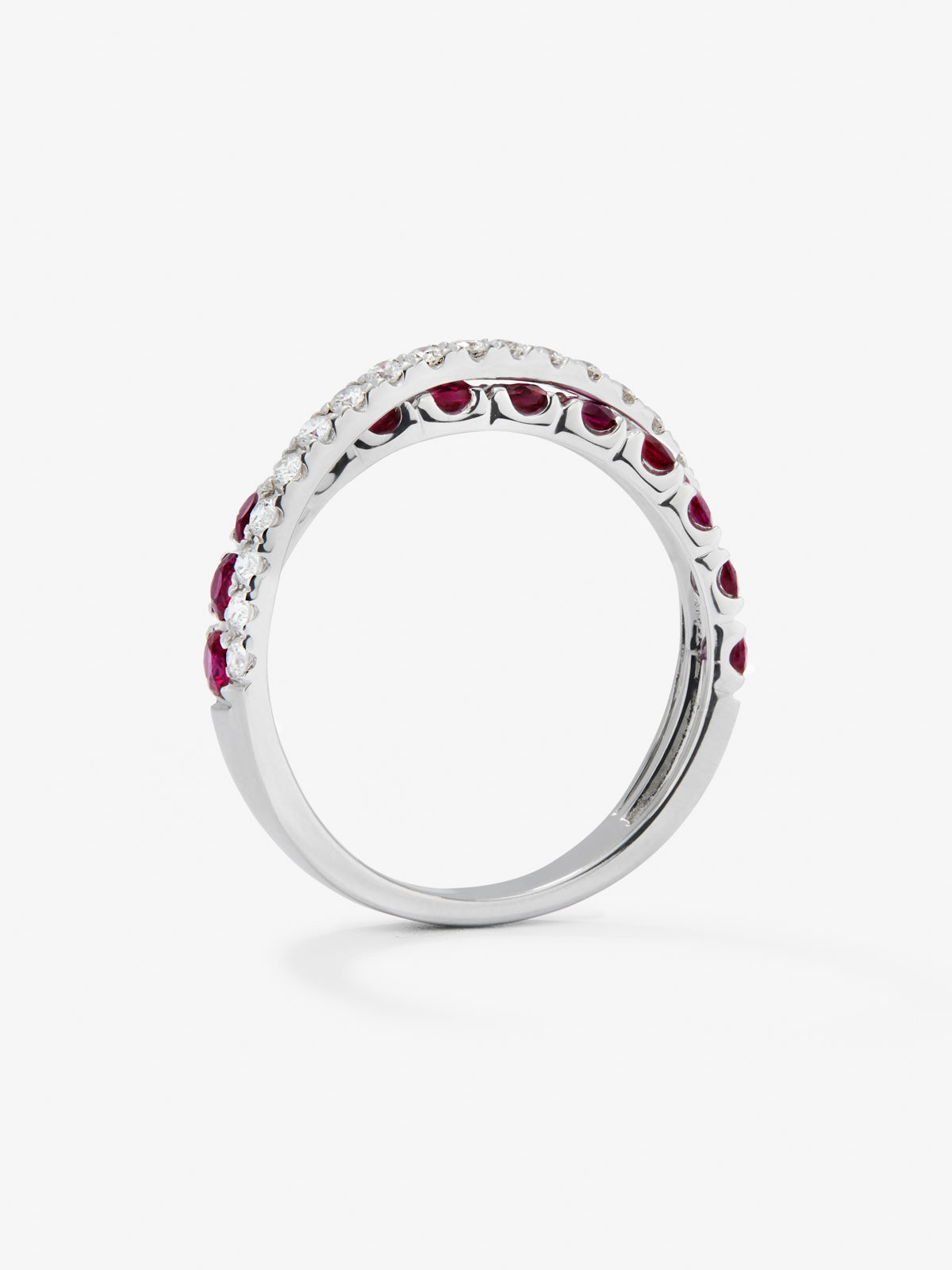 Anillo cruzado de oro blanco de 18K con 12 rubies en talla brillante con un total de 0,87 cts y 20 diamantes en talla brillante con un total de 0,28 cts