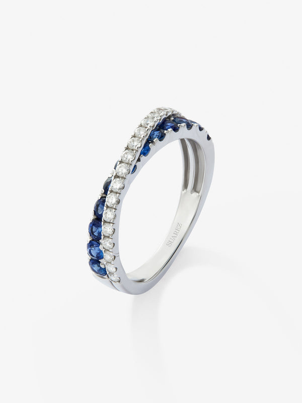 Anillo cruzado de oro blanco de 18K con 12 zafiros azules en talla brillante con un total de 0,77 cts y 20 diamantes en talla brillante con un total de 0,29 cts