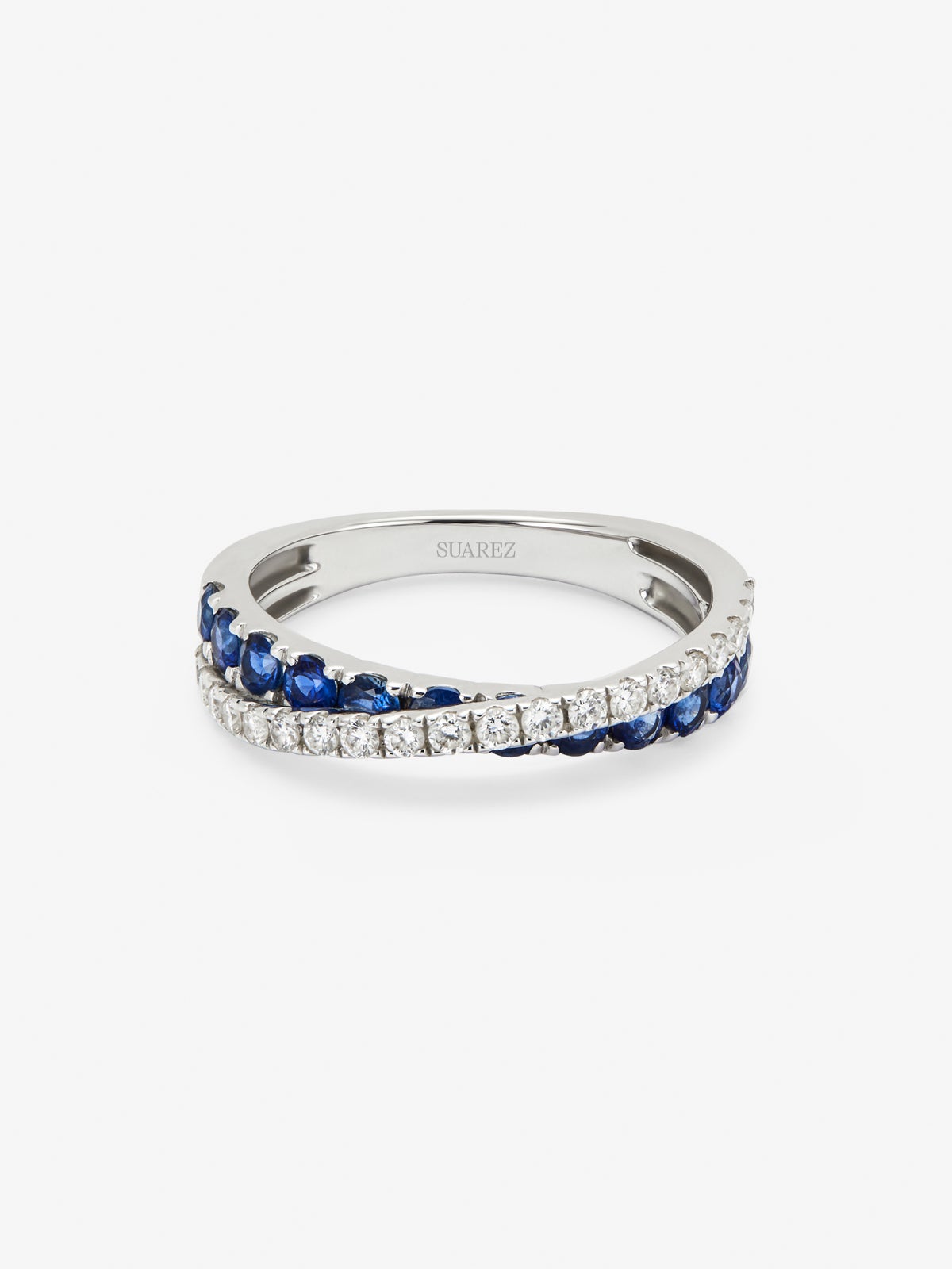 Anillo cruzado de oro blanco de 18K con 12 zafiros con un total de 0,8 cts y 20 diamantes en talla brillante con un total de 0,28 cts