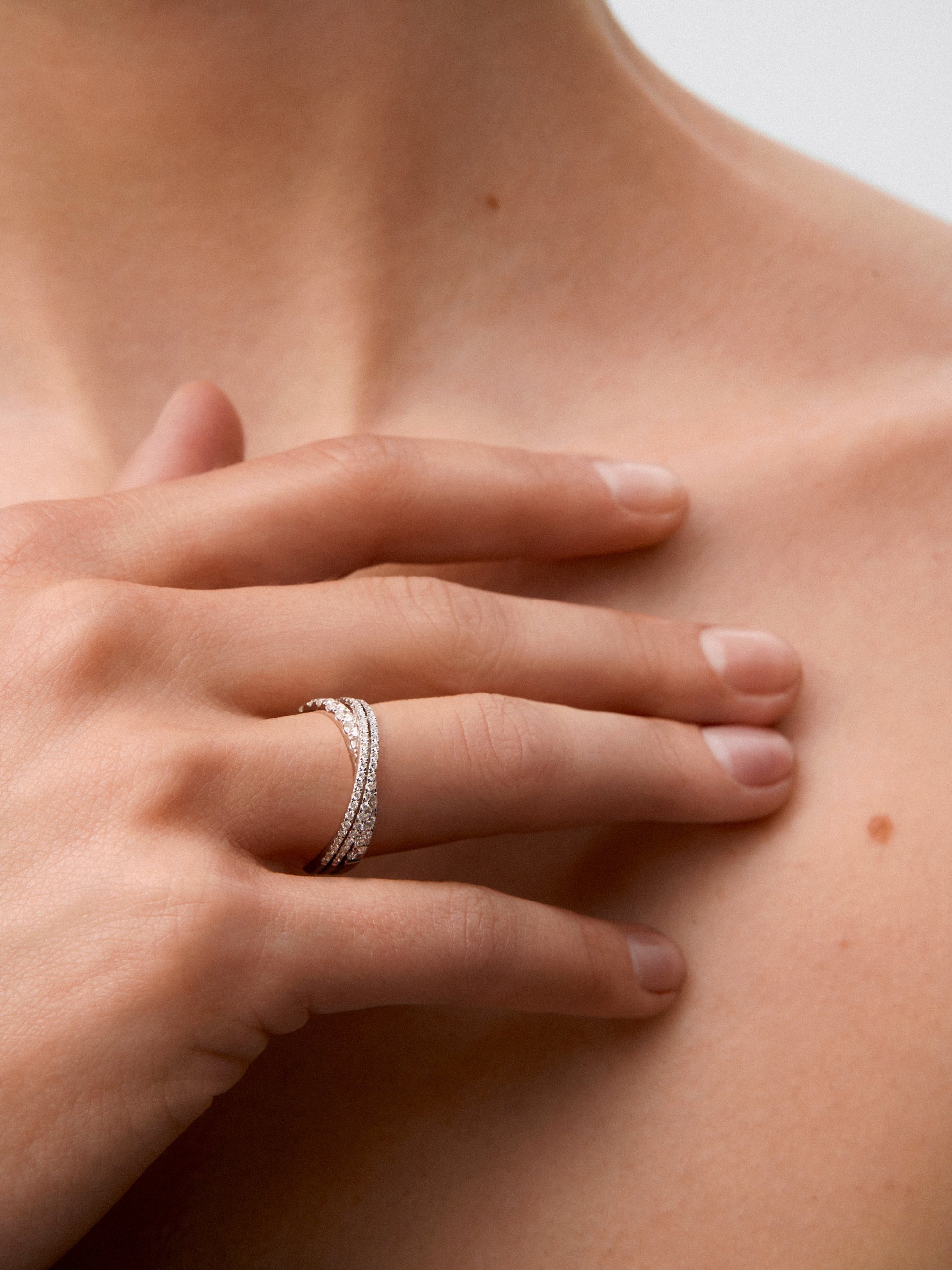 Anillo multibrazo cruzado de oro blanco 18K con 69 diamantes en talla brillante con un total de 0,8 cts