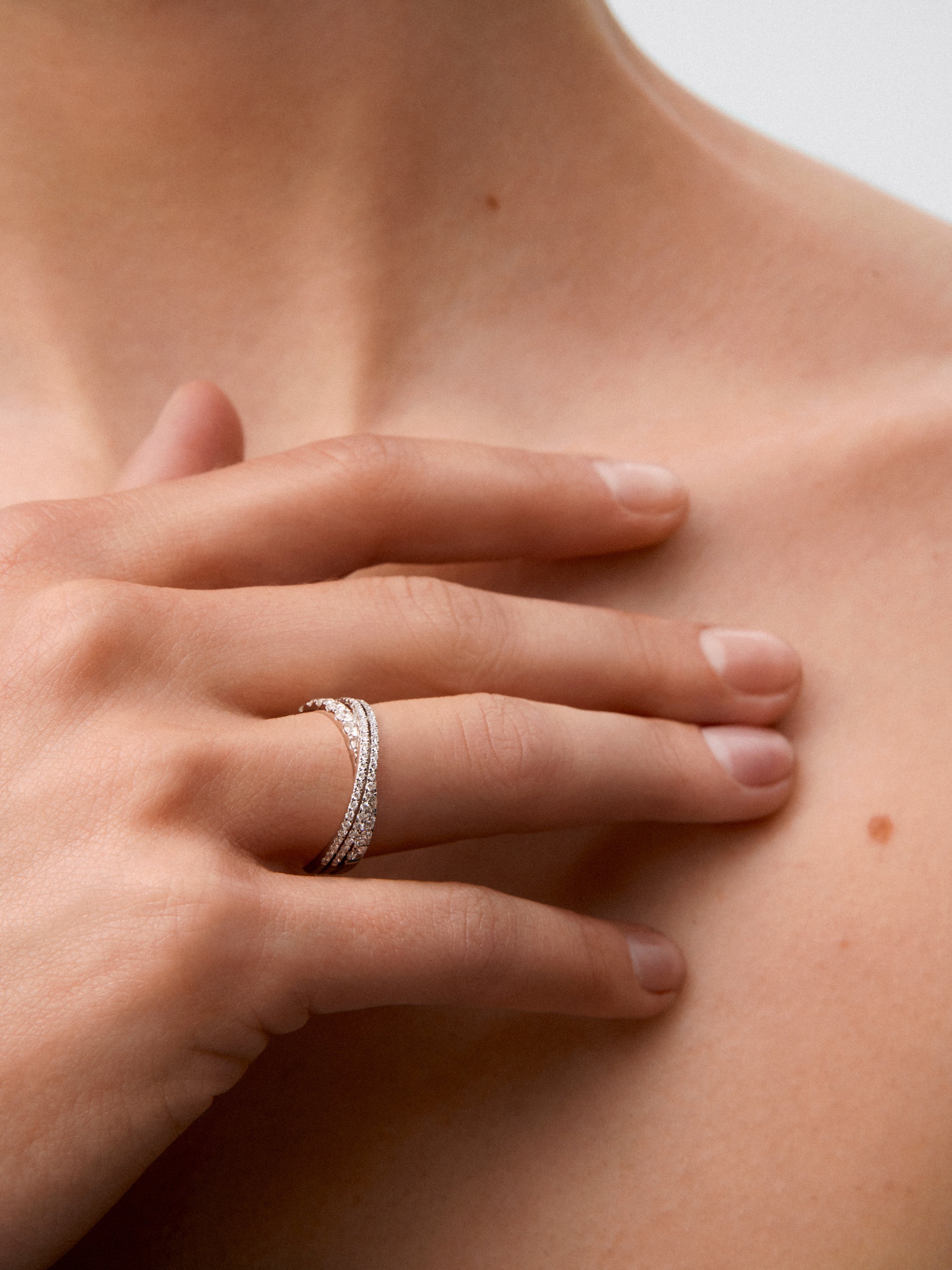 Anillo multibrazo cruzado de oro blanco 18K con 69 diamantes en talla brillante con un total de 0,8 cts