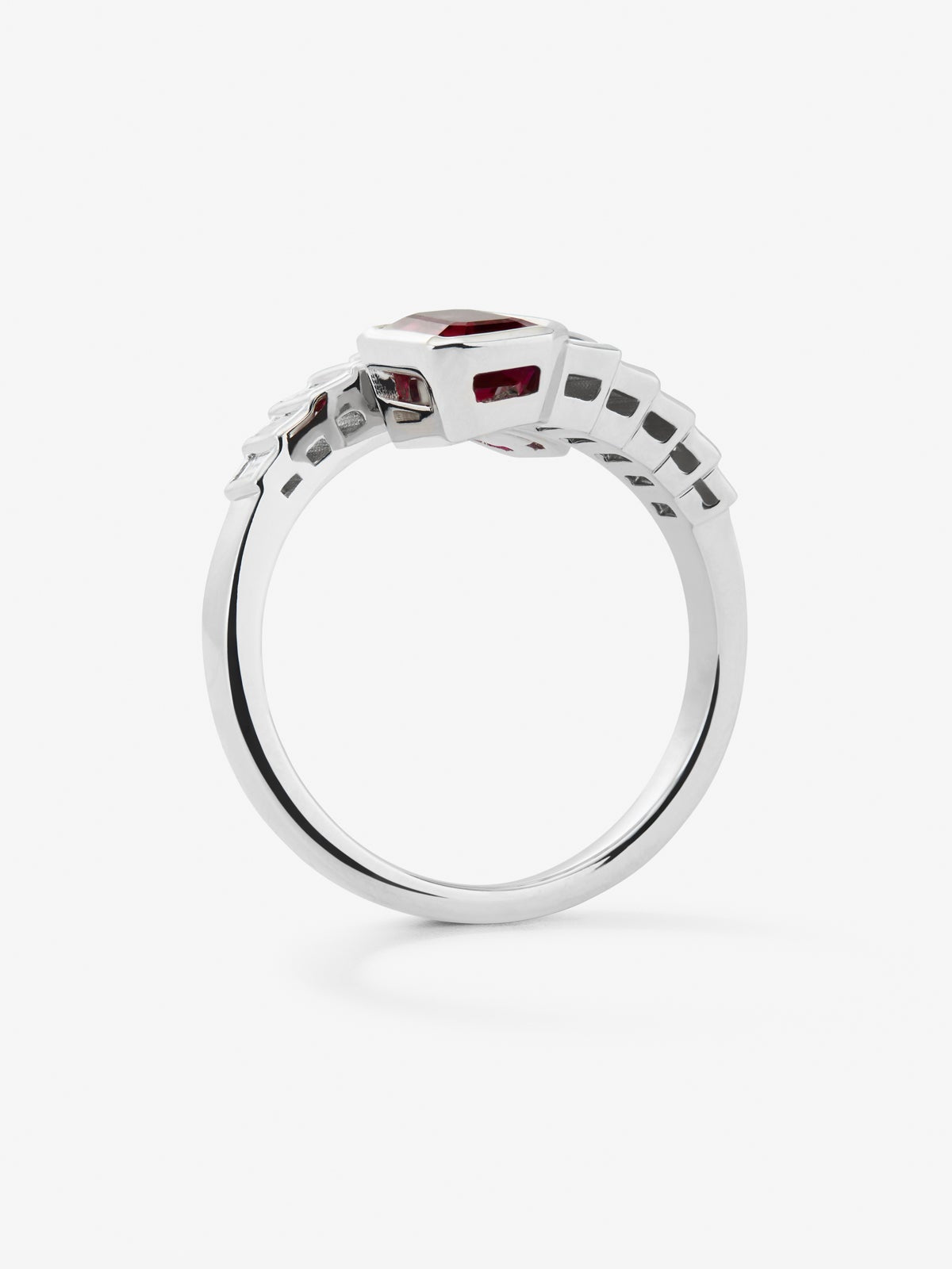 Anillo tú y yo de oro blanco de 18K 2 con rubíes rojos en talla octogonal con un total de 2,06 cts y 10 diamantes en talla baguette con un total de 0,57 cts