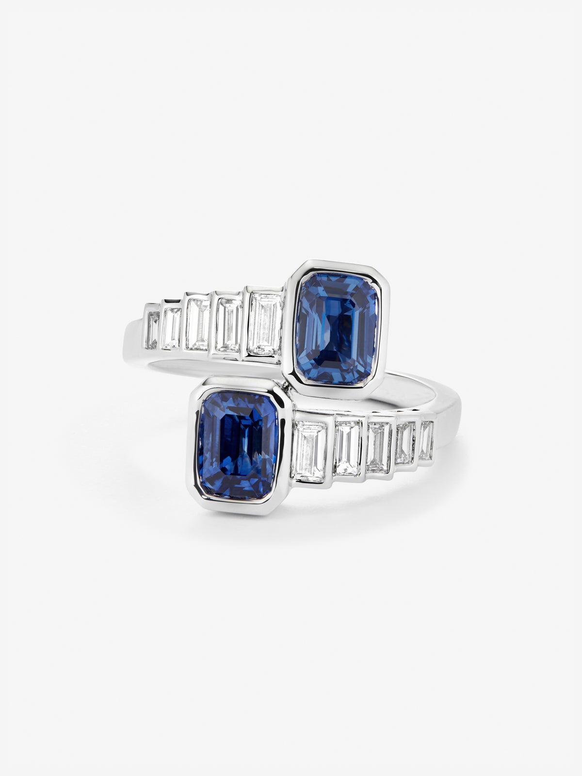 Anillo tú y yo de oro blanco de 18K con zafiros azul y azul vivid en talla octogonal de 2,2 cts y diamantes blancos en talla baguette de 0,52 cts