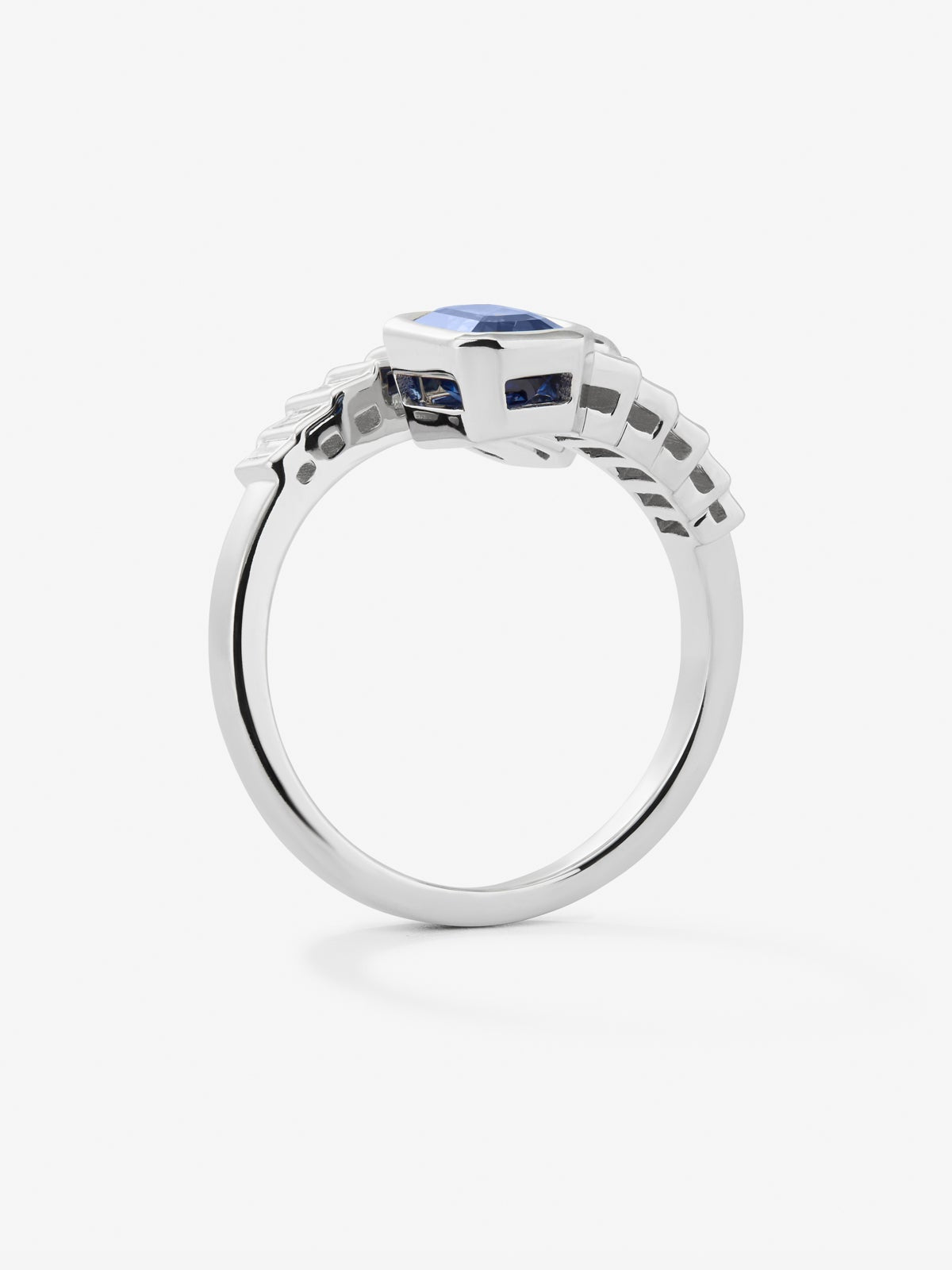 Anillo tú y yo de oro blanco de 18K con zafiros azul y azul vivid en talla octogonal de 2,2 cts y diamantes blancos en talla baguette de 0,52 cts