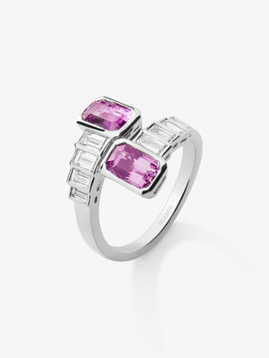 Anillo tú y yo de oro blanco de 18K con 2 zafiros rosas en talla octogonal con un total de 2,28 cts y 10 diamantes en talla baguette con un total de 0,57 cts